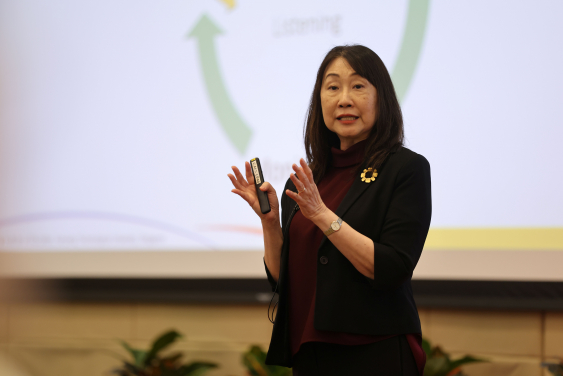 新加坡南洋理工大學吳娟明教授發表主題演講，探討口語能力在促進學生學術參與以及高等教育發展之作用與重要性。